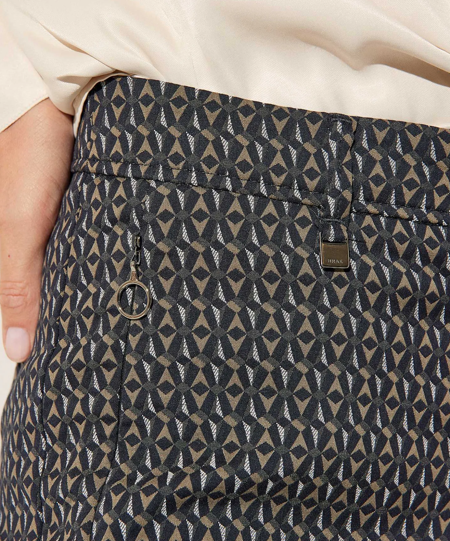 brax_trousers_graphic_wit_3.webp Trousers Graphic With Zippers Maron S*Brax Outlet