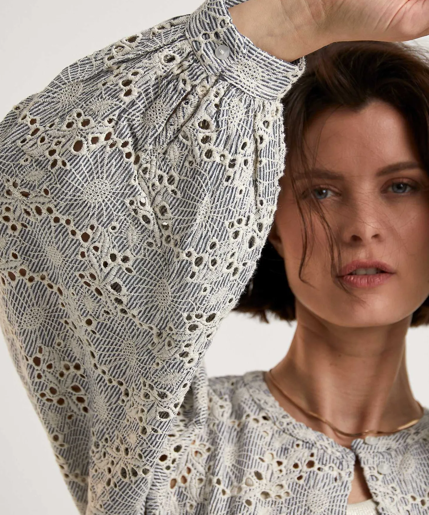 bybar_blouse_broderie_pin_1.webp Blouse Broderie Pinstripe Rikki*By-Bar Fashion