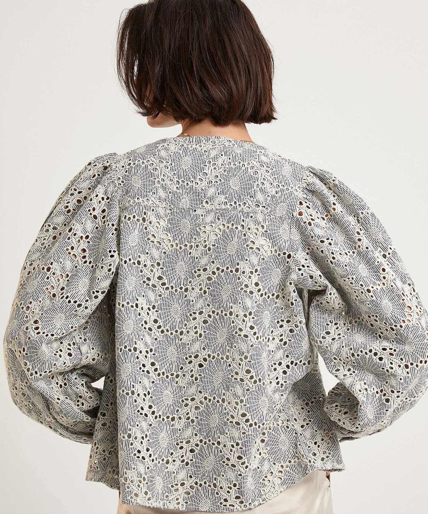 bybar_blouse_broderie_pin_2.webp Blouse Broderie Pinstripe Rikki*By-Bar Fashion