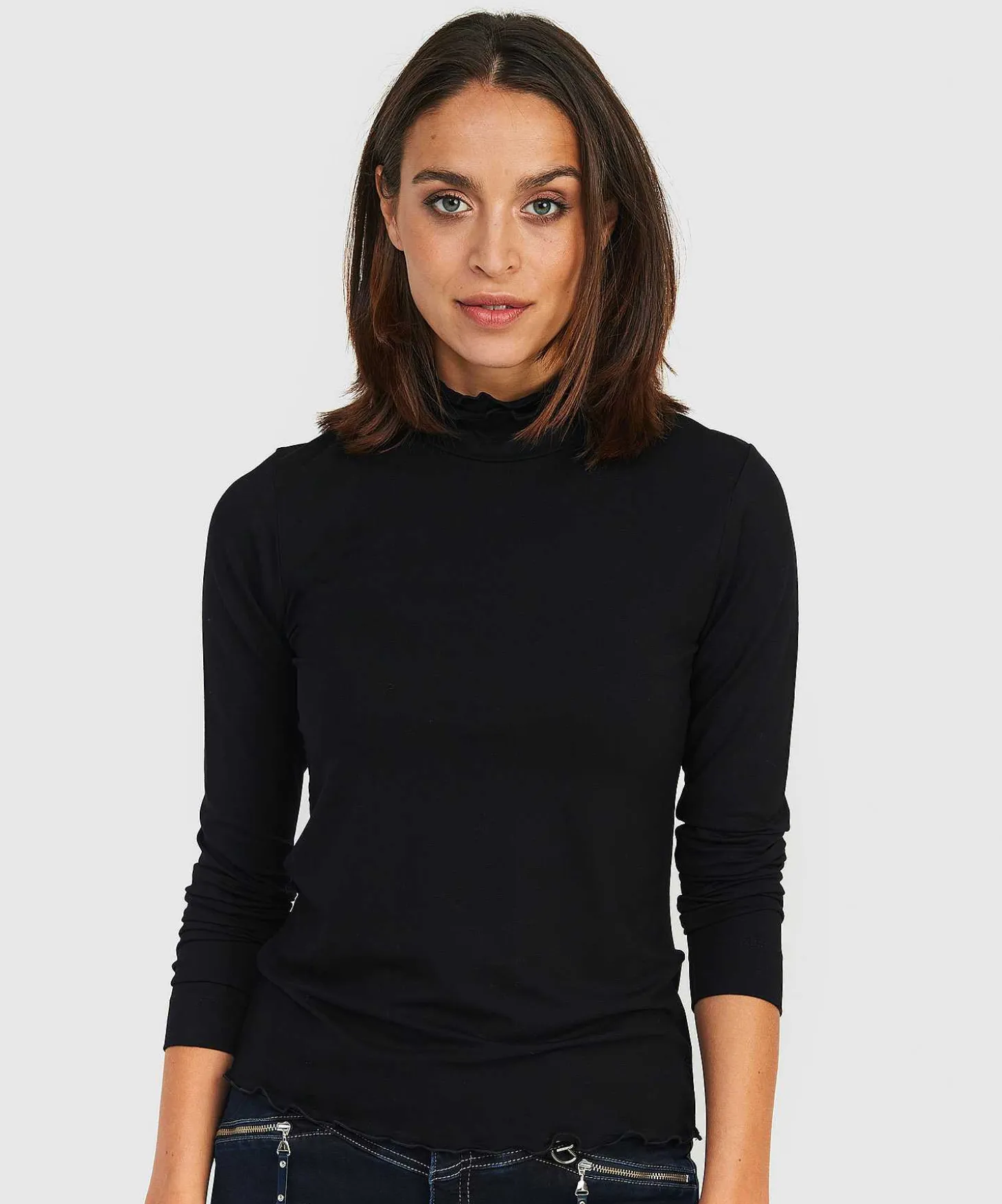 essentials_roezel_turtle_2-1.webp Essentials Roezel Turtleneck** Store
