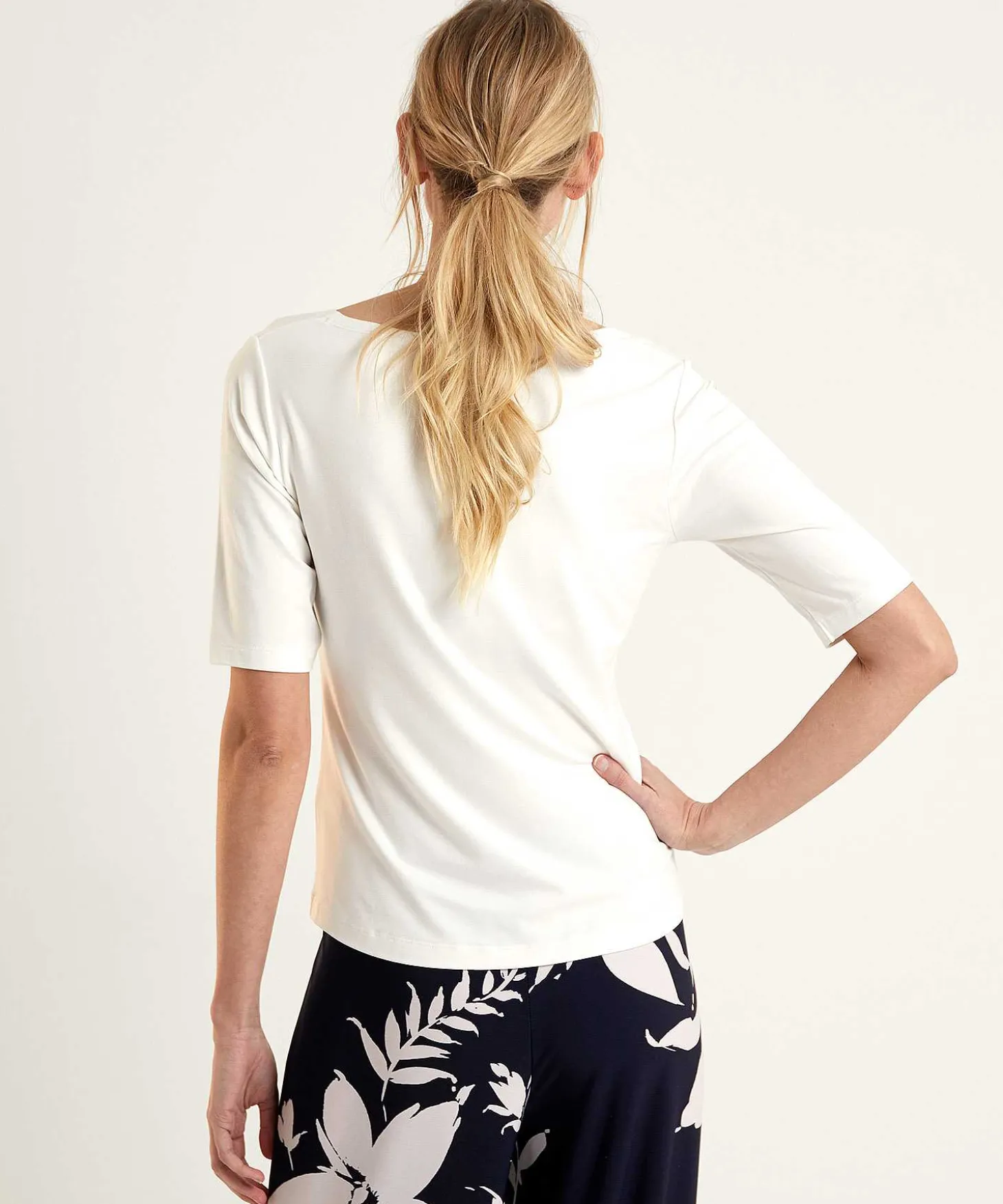 essentials_shirt_short_s_1-2.webp Essentials Shirt Short Sleeve** Fashion