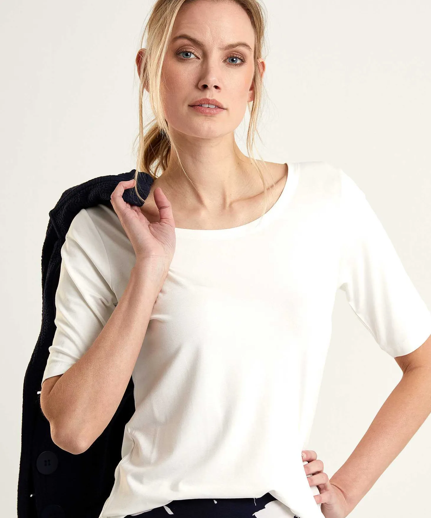 essentials_shirt_short_s_3-2.webp Essentials Shirt Short Sleeve** Fashion