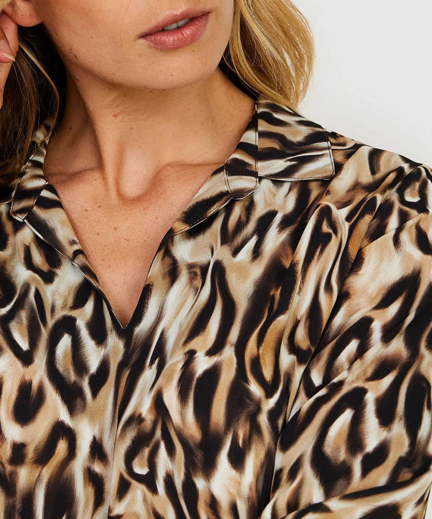 kyra_blouse_crepe_animal__3.webp Blouse Crepe Animal Print Beline*KYRA Store