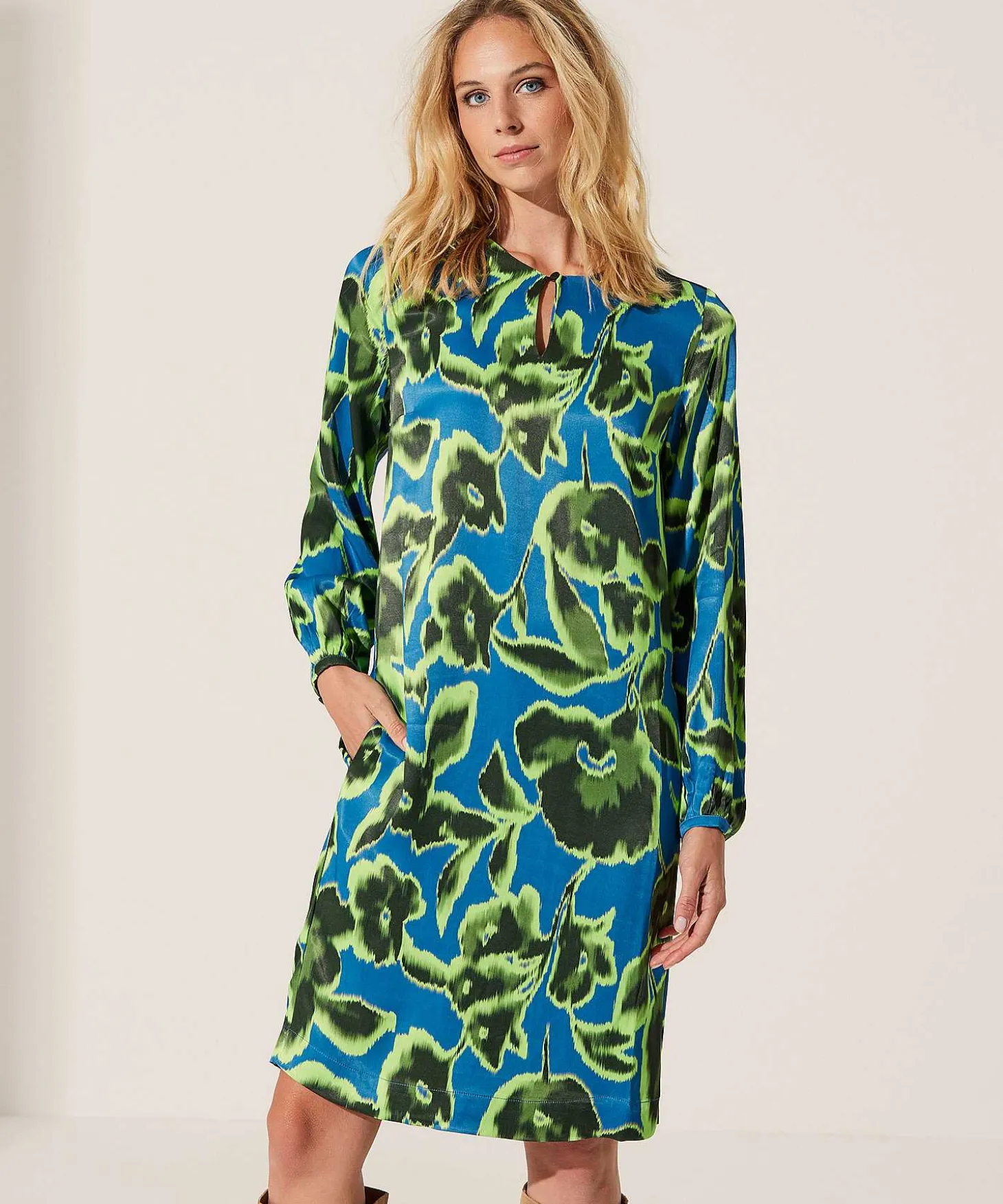 kyra_silky_dress_flower_a_3.webp Silky Dress Flower Arlino*KYRA Flash Sale