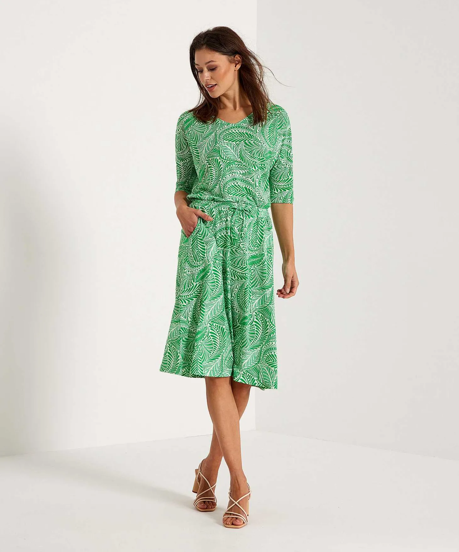 kyra_skirt_leaf_print_ver_3.webp Skirt Leaf Print Verda*KYRA Online