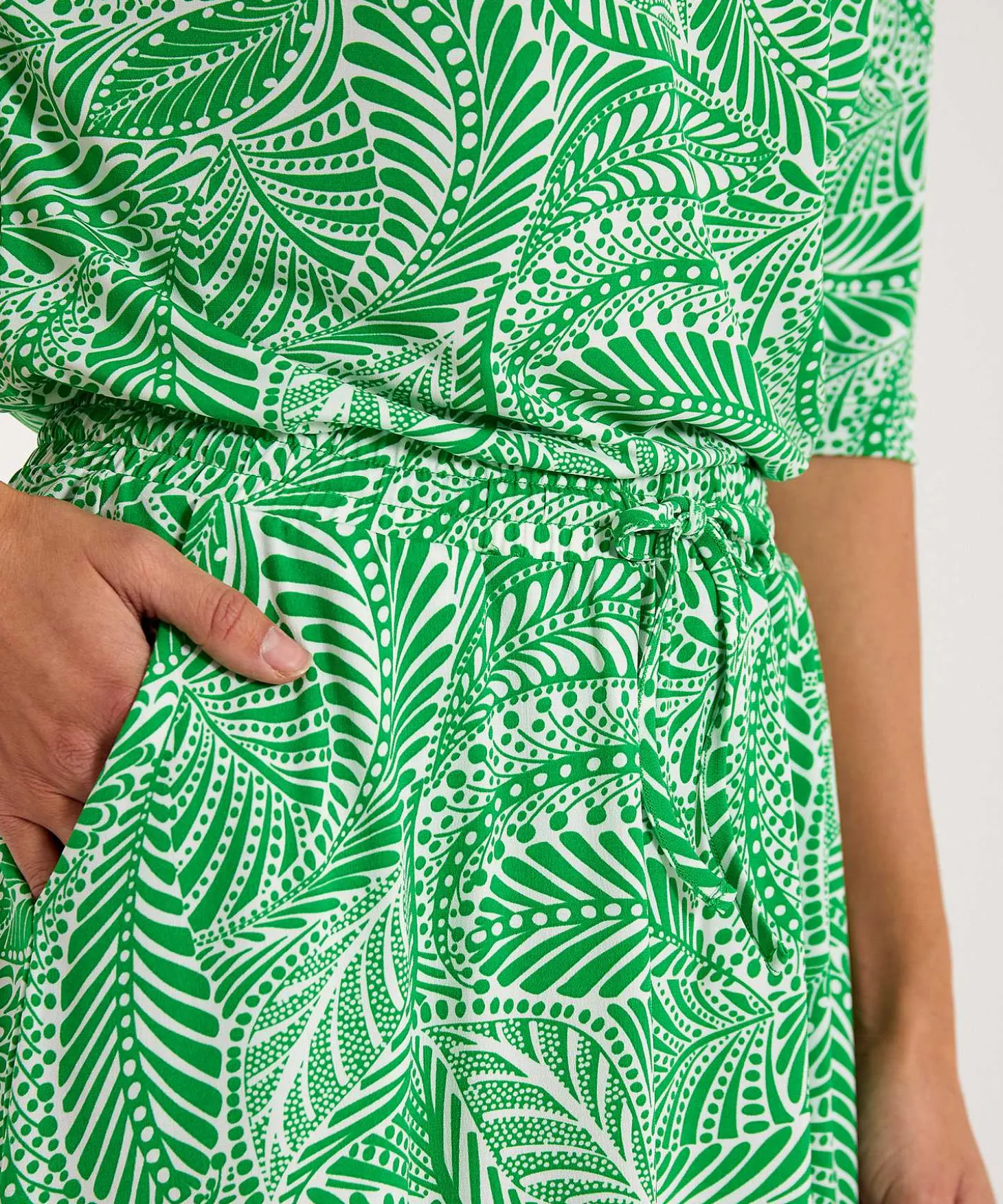 kyra_skirt_leaf_print_ver_4.webp Skirt Leaf Print Verda*KYRA Online