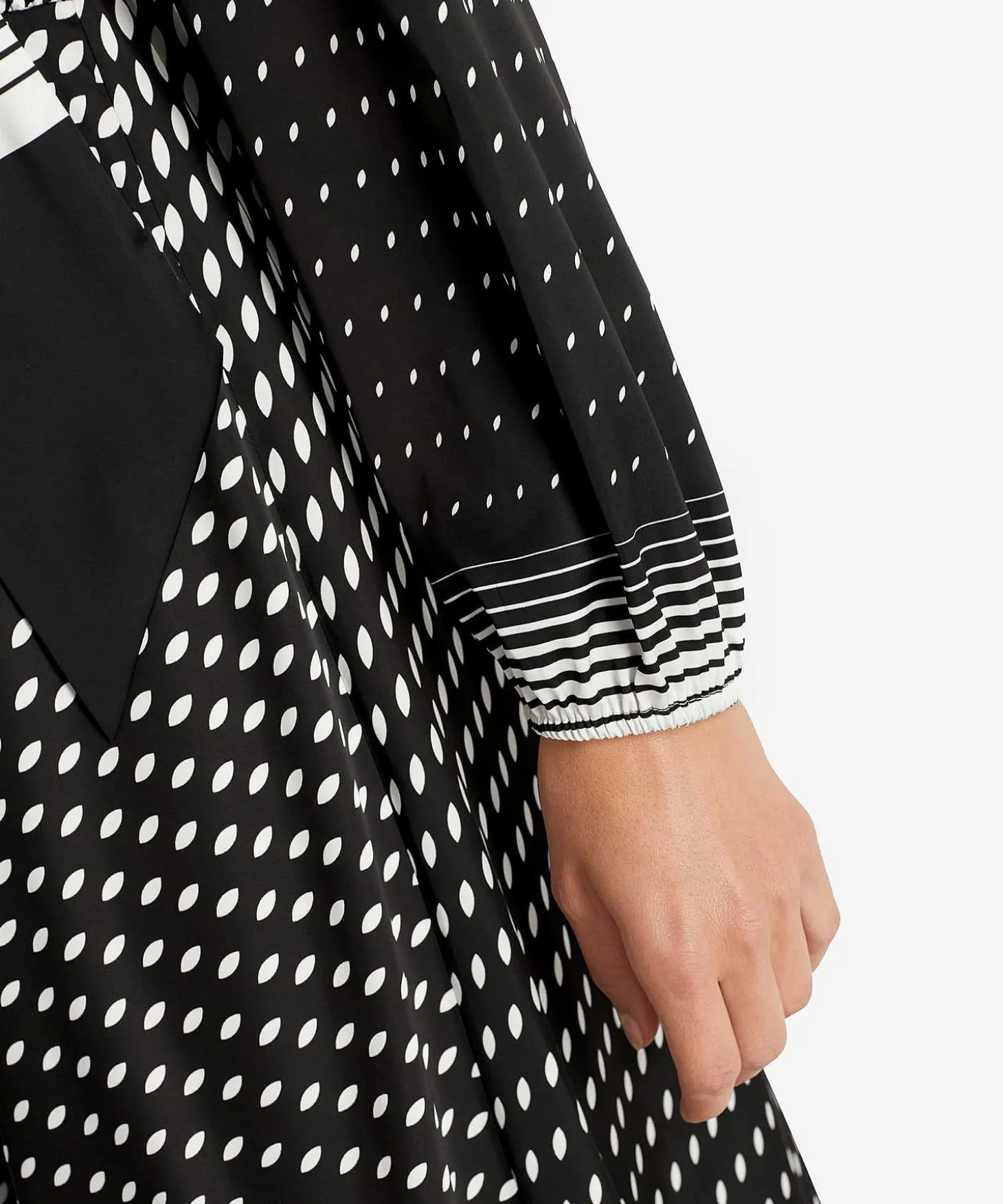 marc_cain_dress_graphics__0.webp Marc Cain Dress Graphics + Scarf*Marc Cain Remix Outlet