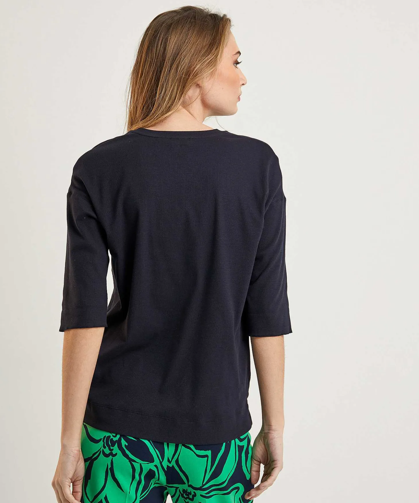marc_cain_shirt_silky_fro_2.webp Marc Cain Shirt Silky Front*Marc Cain Essentials Hot
