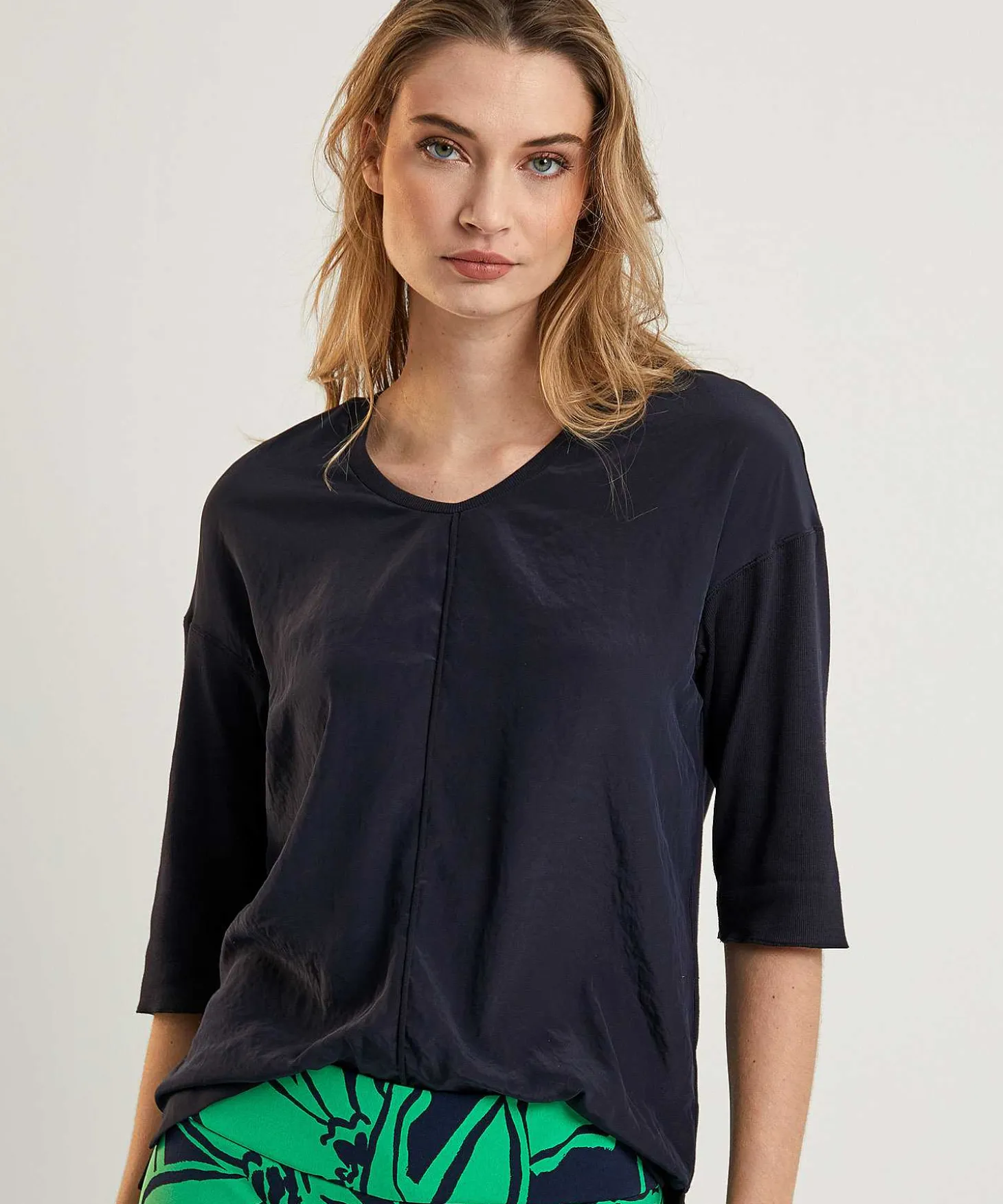 marc_cain_shirt_silky_fro_3.webp Marc Cain Shirt Silky Front*Marc Cain Essentials Hot