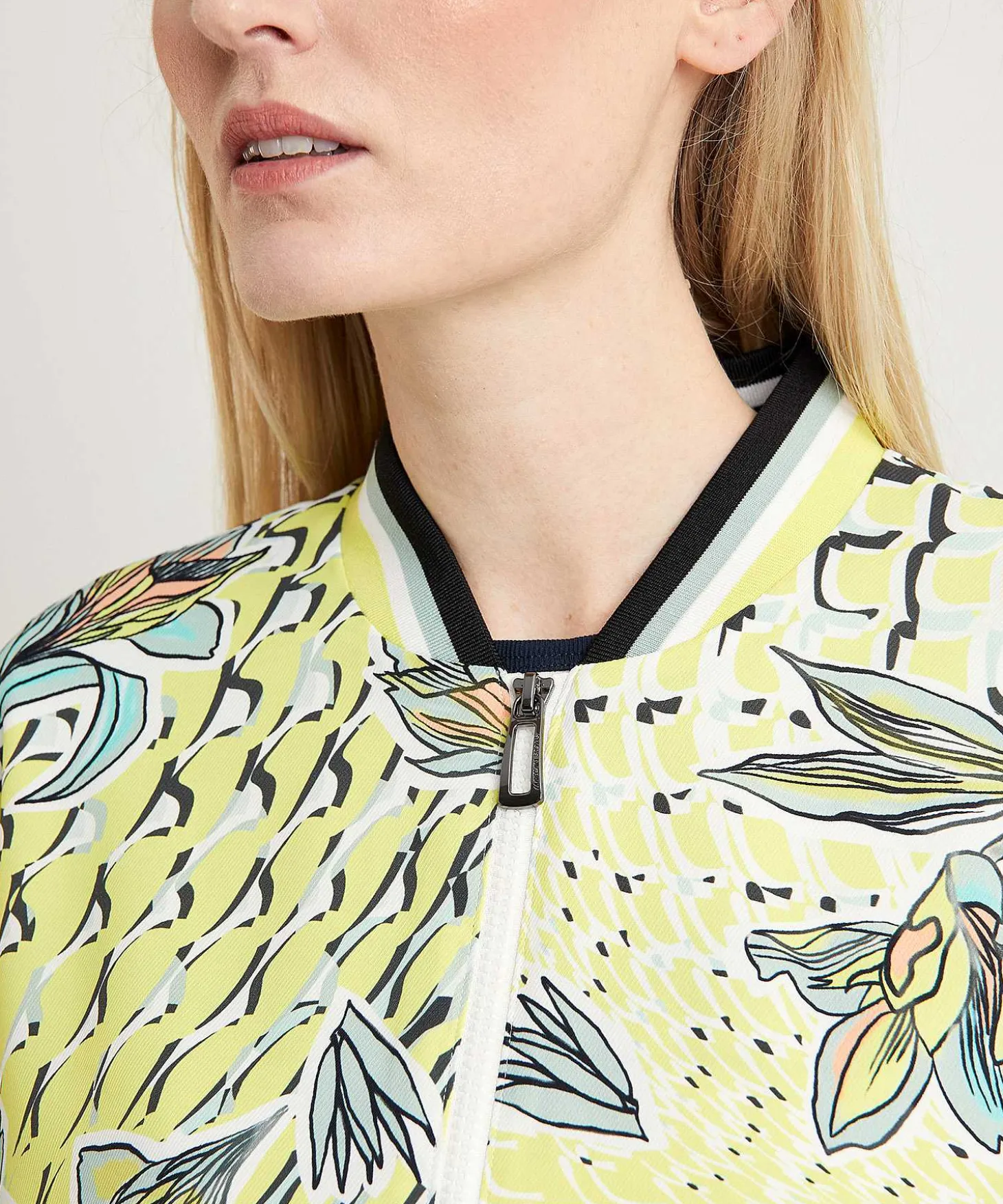 marc_cain_sports_bomber_j_0.webp Bomber Jacket Floral Print*Marc Cain Sports Hot