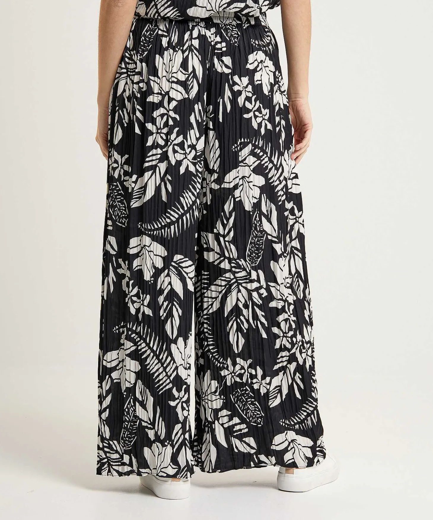 marc_cain_sports_pleated__1-2.webp Pleated Palazzo Trousers Floral Print Woolen*Marc Cain Sports Cheap
