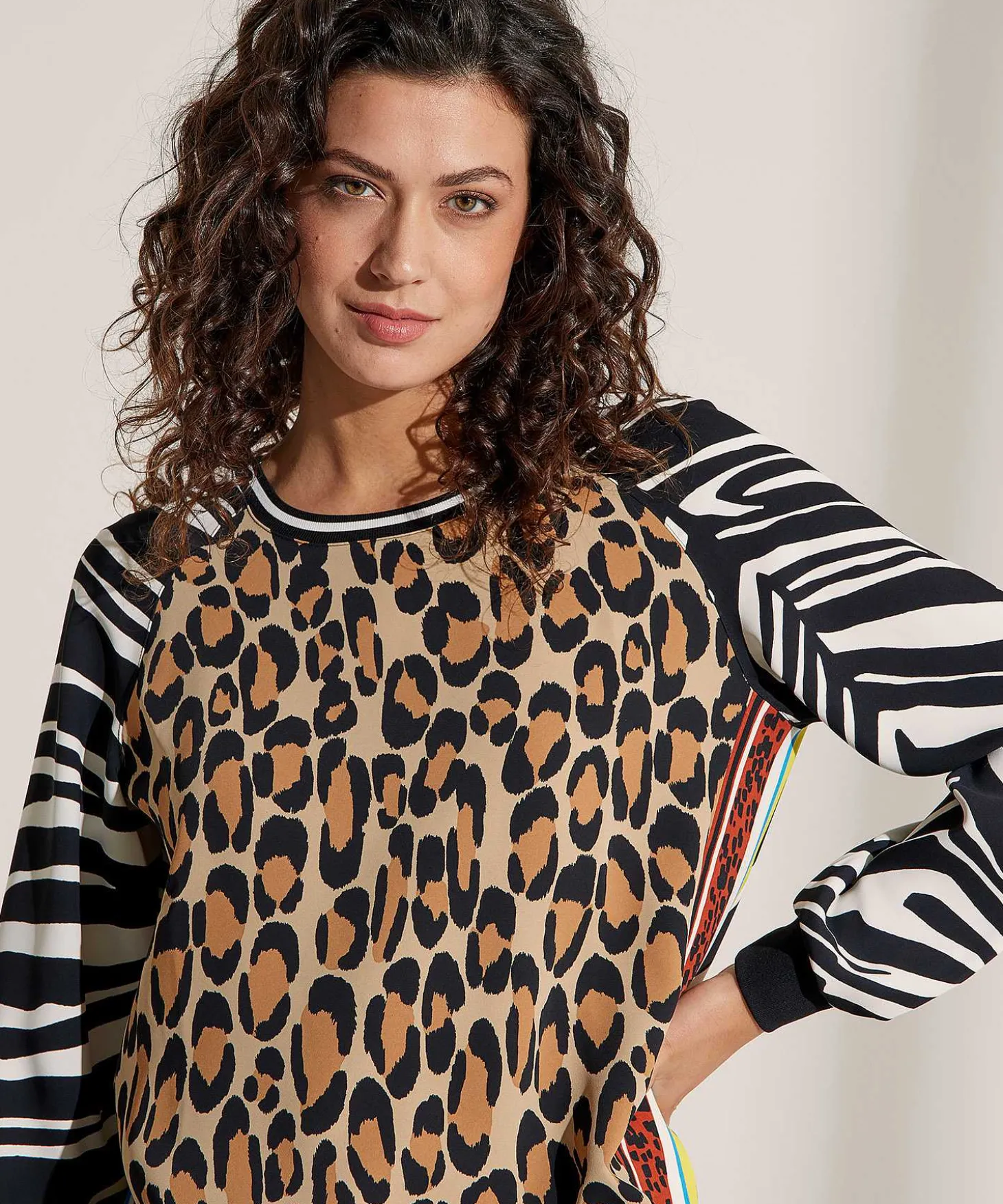 marc_cain_sports_scuba_bl_0-1.webp Scuba Blouse Mixed Animal*Marc Cain Sports Sale