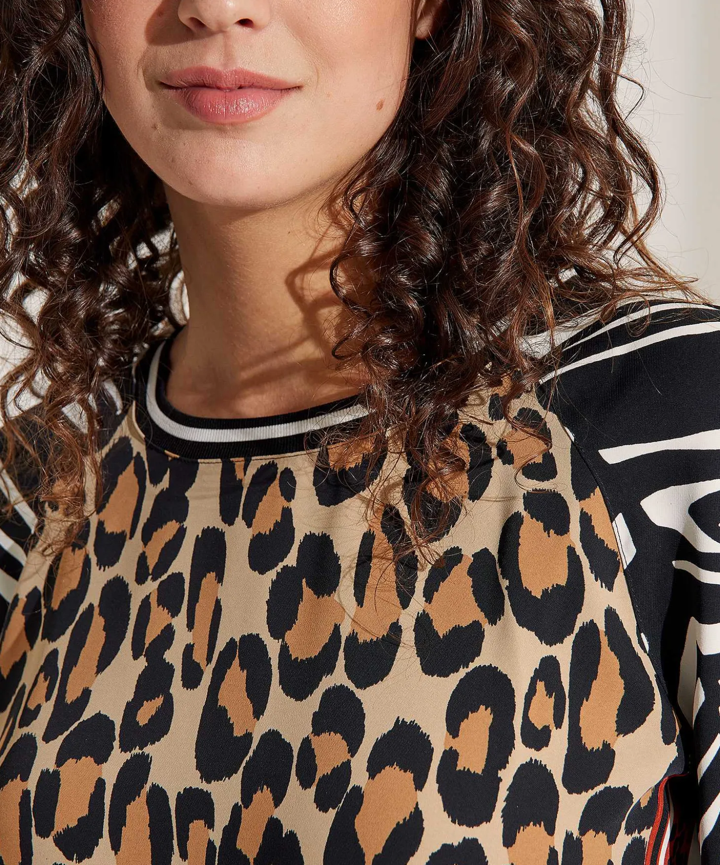 marc_cain_sports_scuba_bl_3-1.webp Scuba Blouse Mixed Animal*Marc Cain Sports Sale