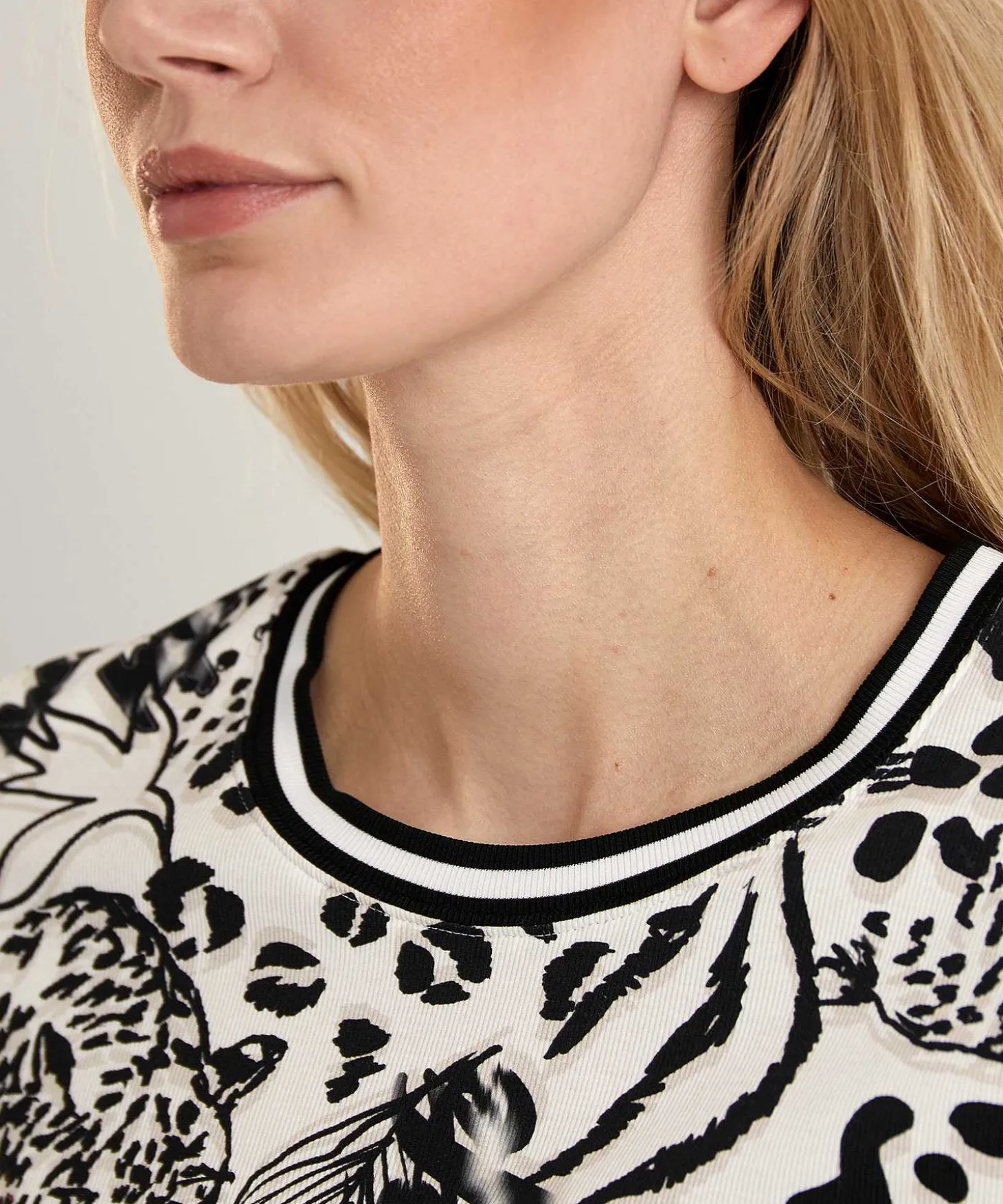 marc_cain_sports_shirt_ri_2-2.webp Shirt Rib Jersey Jungle Print*Marc Cain Sports Shop