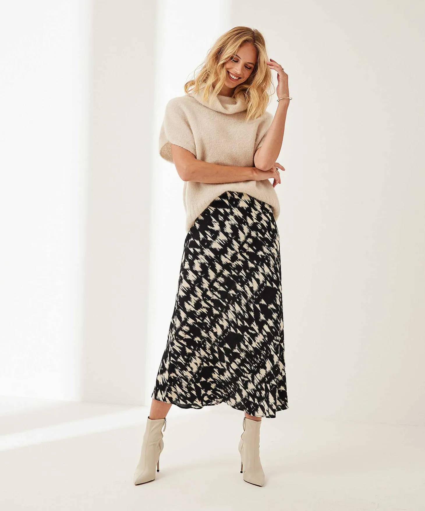 no_mans_land_skirt_viscos_1.webp Skirt Viscose Crepe Sweep Print*No Man's Land Sale