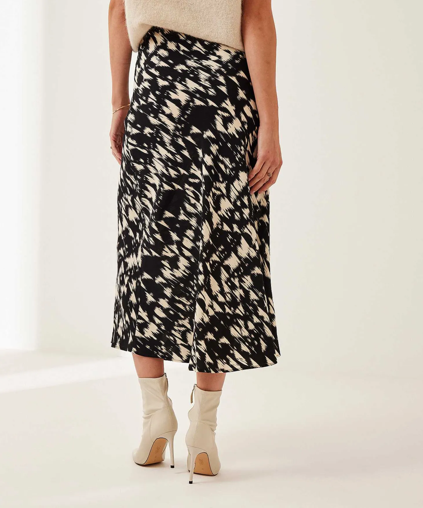 no_mans_land_skirt_viscos_2.webp Skirt Viscose Crepe Sweep Print*No Man's Land Sale
