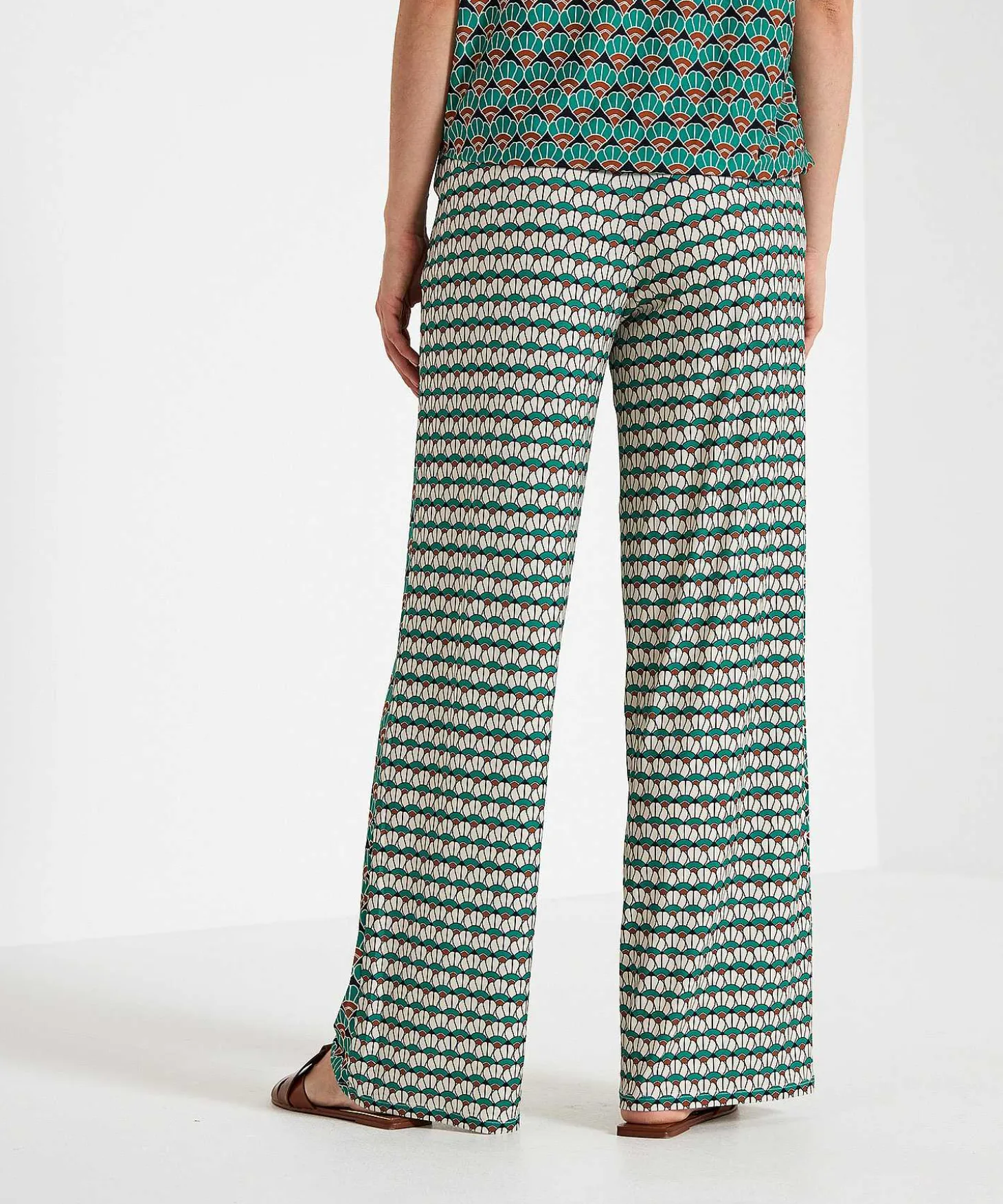 oui_slinky_wide_leg_pants_3.webp Slinky Wide Leg Pants Retro Print*OUI Best