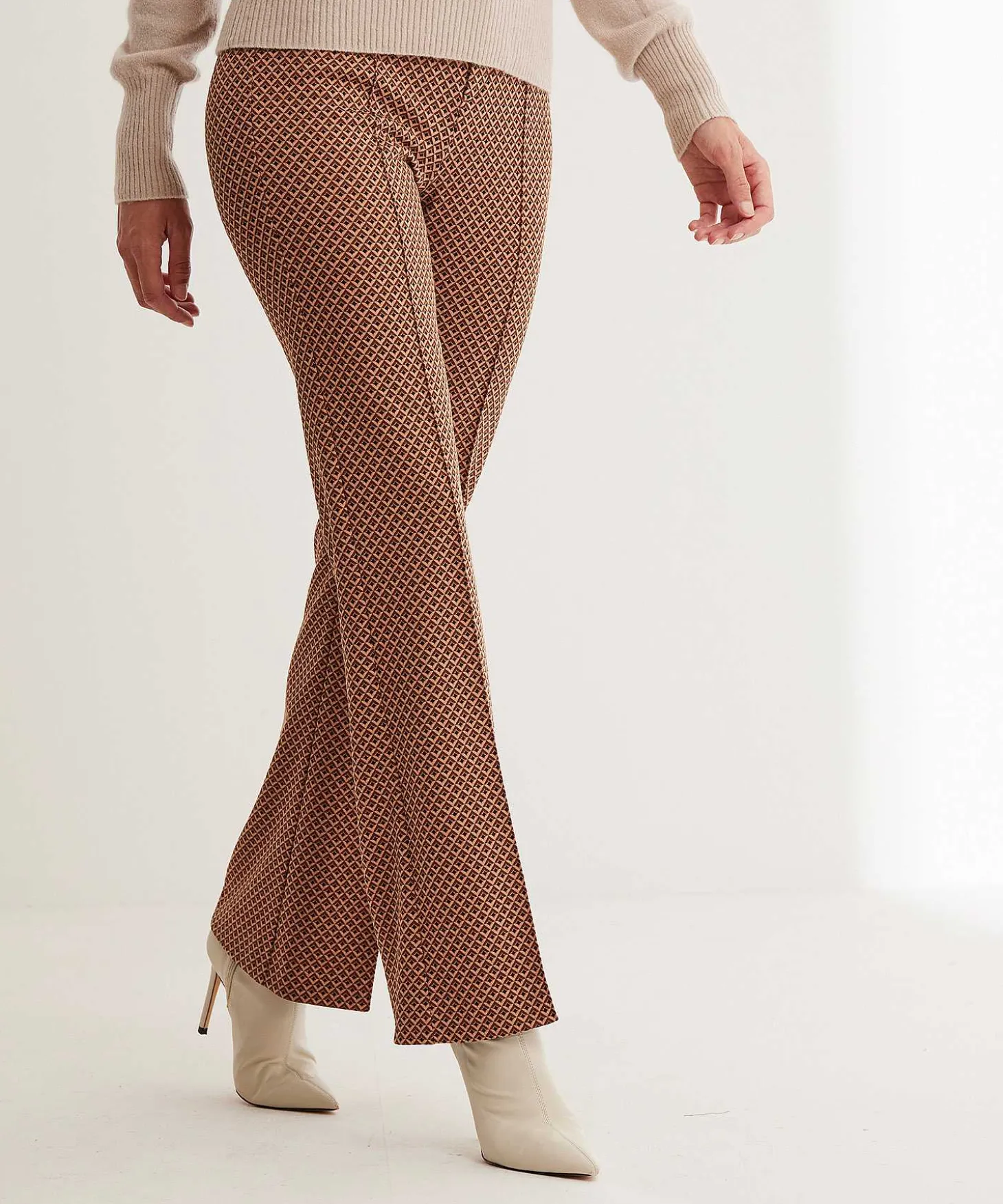 rosner_jacquard_flared_tr_1.webp Jacquard Flared Trousers Alisa*Rosner Best