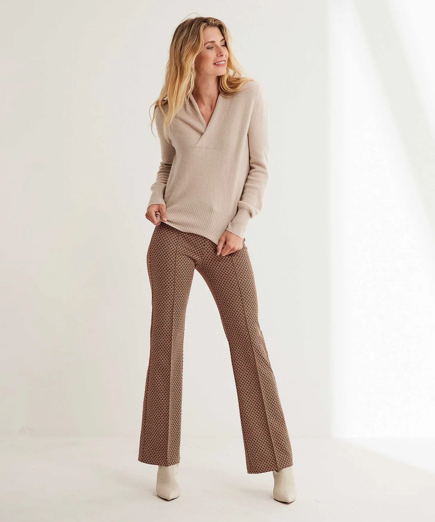 rosner_jacquard_flared_tr_3.webp Jacquard Flared Trousers Alisa*Rosner Best