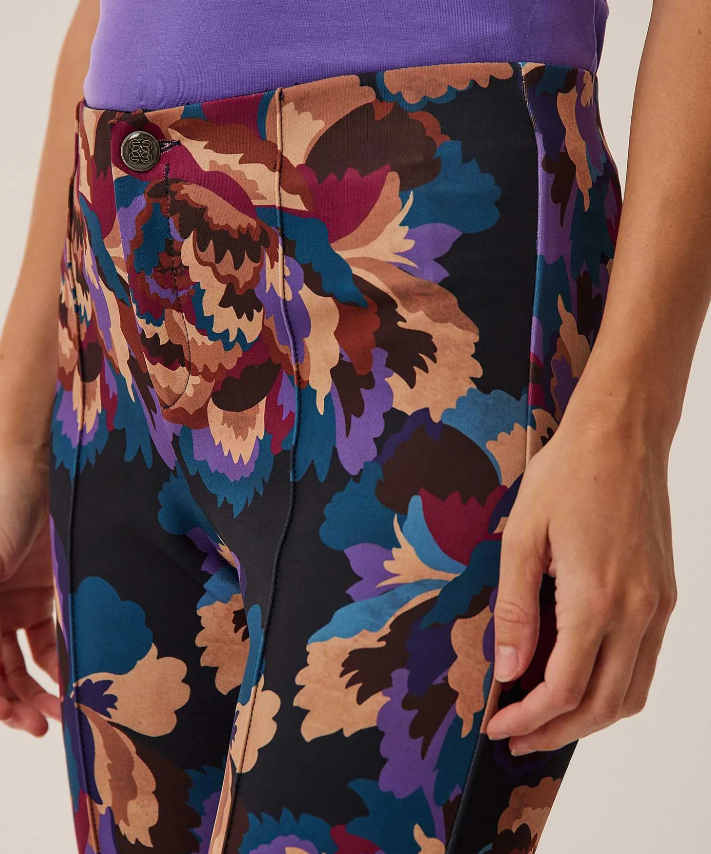 rosner_pants_scuba_flower_1.webp Pants Scuba Flower Print Alisa*Rosner Outlet