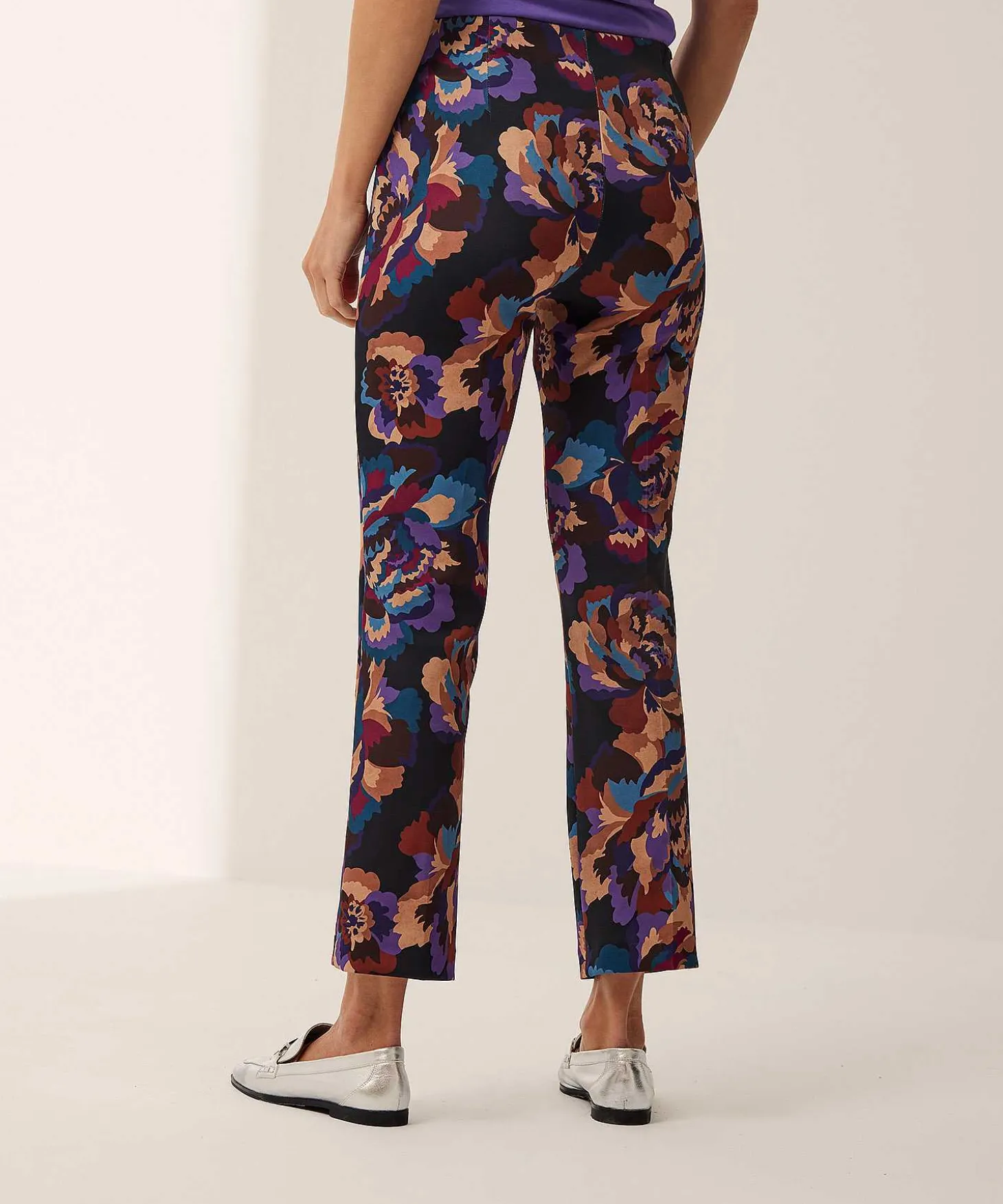 rosner_pants_scuba_flower_2.webp Pants Scuba Flower Print Alisa*Rosner Outlet