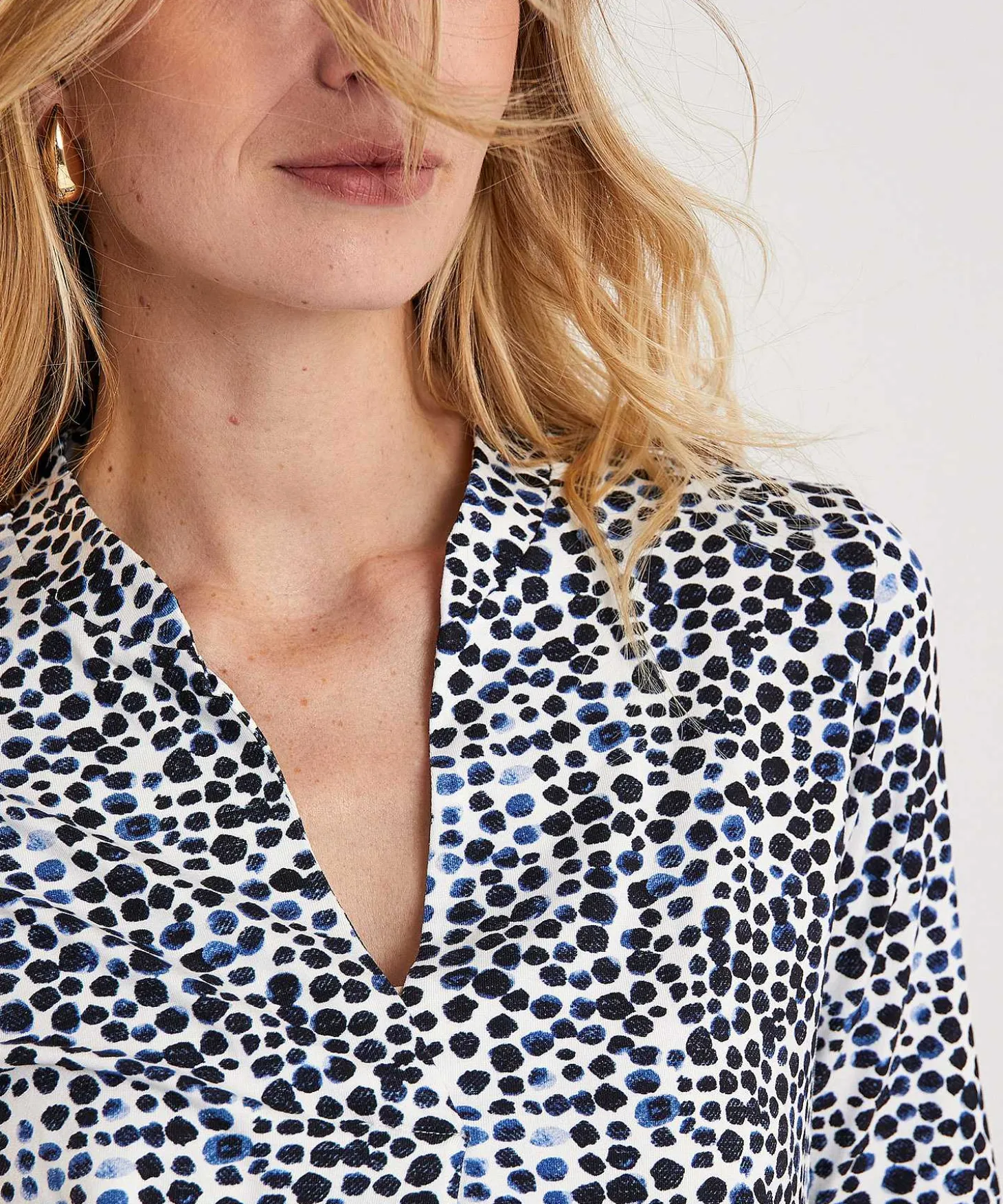shirt_with_vneck_pleat_d_2.webp Shirt With V-Neck Pleat Dots** Clearance