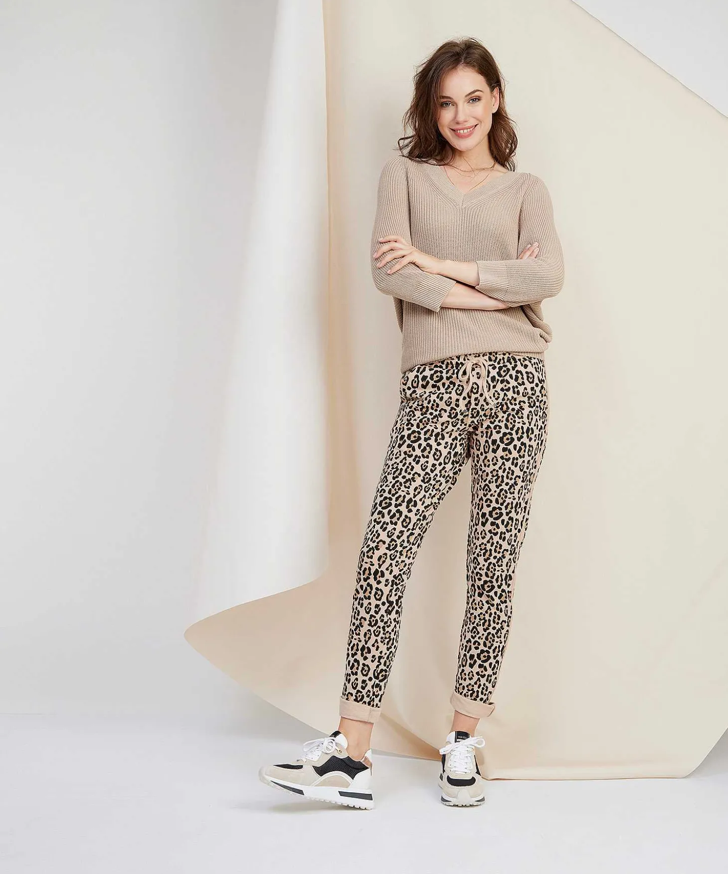 sweater_vneck_4.webp Sweater V-Neck** Discount